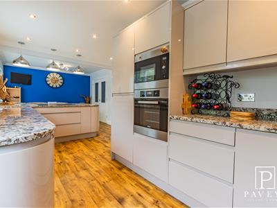 KITCHEN DINER FAMILY ROOM